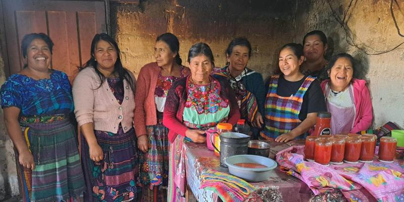 Productoras de tomate capacitadas en conservación de alimentos y emprendimiento