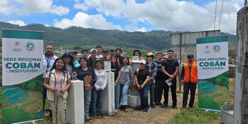 Estudiantes de Geología conocen funcionamiento de estación meteorológica en Cobán