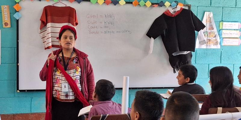 Conversatorio sobre la indumentaria maya