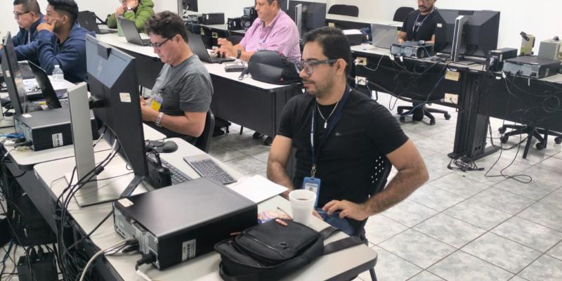 La formación está a cargo del instructor Gerardo Vargas, especialista costarricense con amplia trayectoria en el ámbito aeronáutico