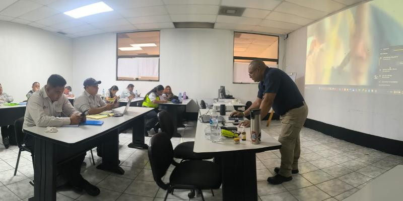 El curso, impartido por los instructores capacitados capitán Luis Gonzales y Roberto Carrillo, tiene como objetivo principal fortalecer las habilidades y conocimientos de los participantes en estrategias y técnicas operacionales para enfrentar situaciones de emergencia en aeronaves. 