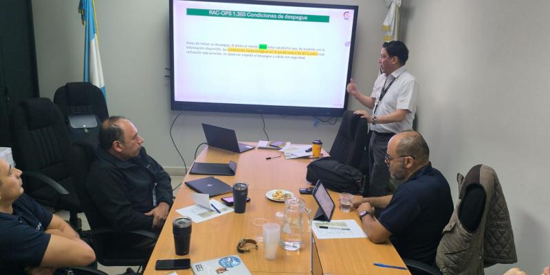 Durante el curso, se socializaron los procedimientos actualizados establecidos por la DGAC y se explicaron los cambios que trajo consigo la implementación del GRF,