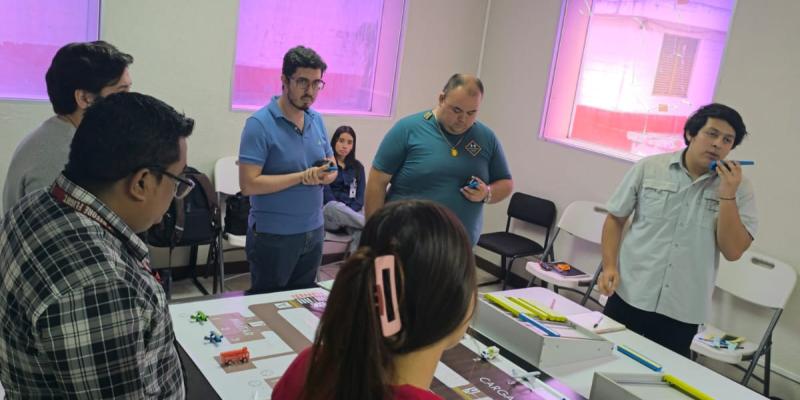 La instrucción se realiza con capacitadores altamente calificados, cumpliendo con los estándares establecidos por la Organización de Aviación Civil Internacional