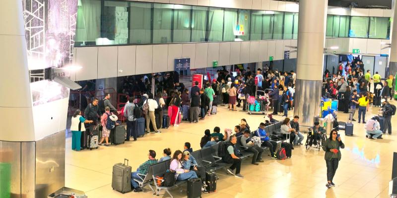 Como principal puerta de entrada aérea al país, el Aeropuerto Internacional La Aurora juega un papel clave en la experiencia de cada turista que decide visitar Guatemala. 