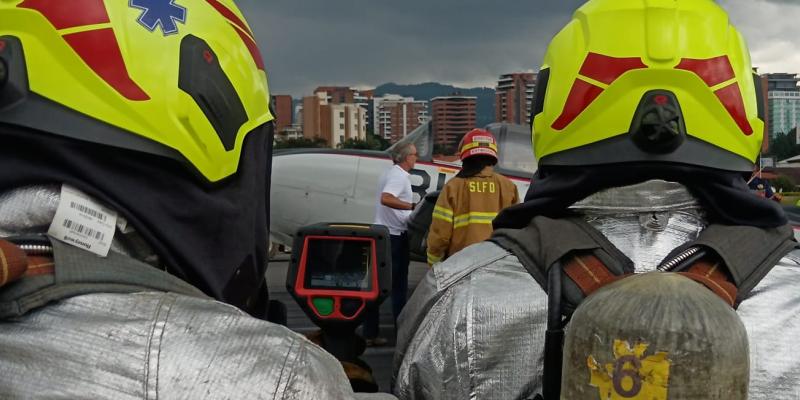 Gracias al uso de la cámara térmica, los bomberos aeronáuticos pueden evaluar rápidamente la situación, identificando puntos de calor anormales.