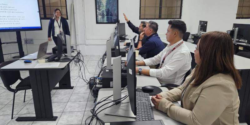 María José inició su trayectoria en la DGAC en el año 2012. Es Licenciada en Administración de Empresas, cuenta con la licencia de Despachador de Vuelo y, desde 2017, ha ejercido el cargo de Inspectora de Escuelas Aeronáuticas