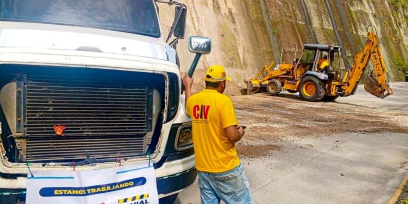 Covial retira derrumbes en el libramiento de Barberena 