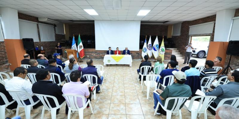 Capacitan a personal sobre trampeo y recolecta de moscas del gusano barrenador