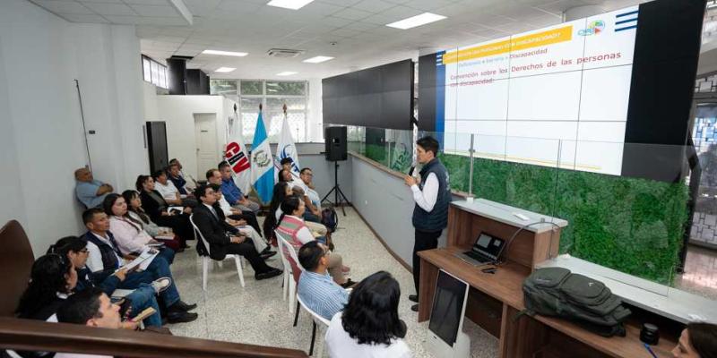 La Superintendencia de Telecomunicaciones capacita en atención a personas con discapacidad