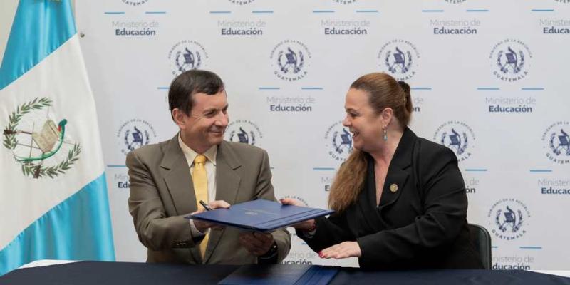 La alianza interinstitucional busca transformar el proceso de enseñanza-aprendizaje a través del acceso equitativo a internet.