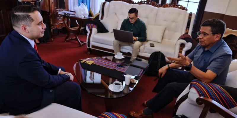 Ministro de Comunicaciones y diputado Faver Salazar coordinan acciones para fortalecer la red vial de Jalapa