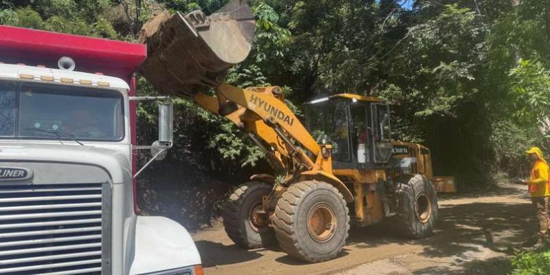 Emergencias viales en Zacapa: Covial trabaja en la remoción de derrumbes