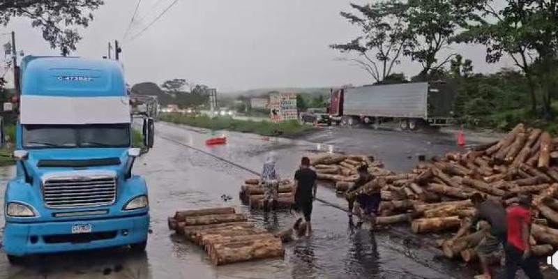 PROVIAL responde con prontitud a incidente por caída de carga en la CA-2 Occidente