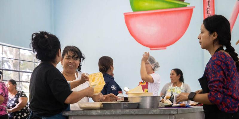 Cosechas de huertos comunales se transforman en platillos saludables 