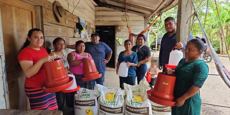 Entregan 48 mini granjas que impulsan producción avícola en Petén