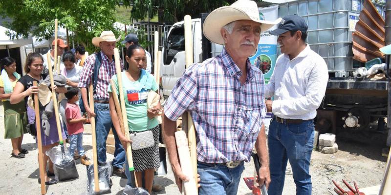 Entregan kits agrícolas a 400 familias productoras en El Progreso
