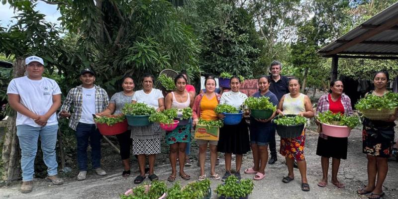 Entregan más de tres mil pilones a productoras de Melchor de Mencos