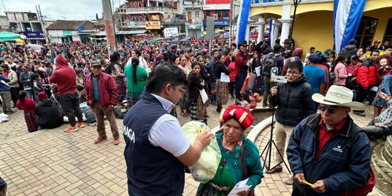 Familias en situación de inseguridad alimentaria reciben raciones de alimentos