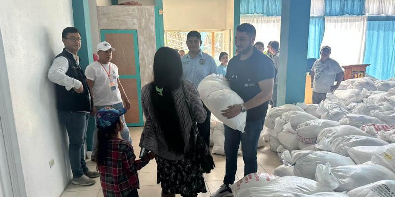 Familias peteneras reciben asistencia alimentaria 