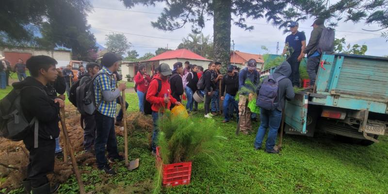 Fomentan conciencia ambiental con jornada de reforestación en Chimaltenango