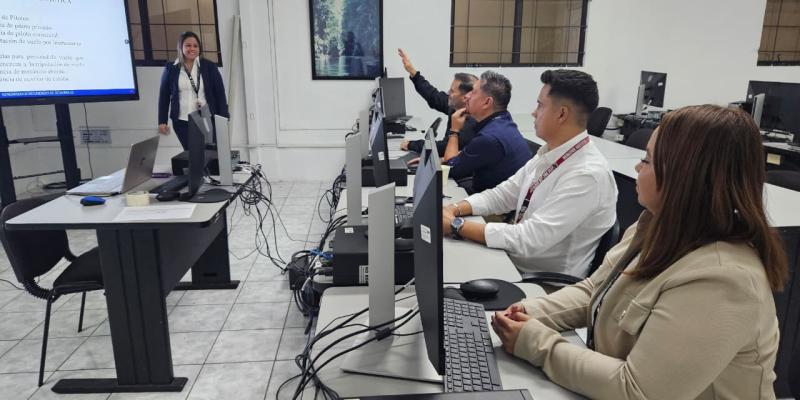 Instructora María José Samayoa destaca como figura clave en la formación aeronáutica nacional