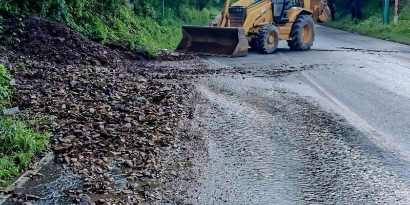Caminos atiende con personal y maquinaria derrumbes ocasionados por lluvias