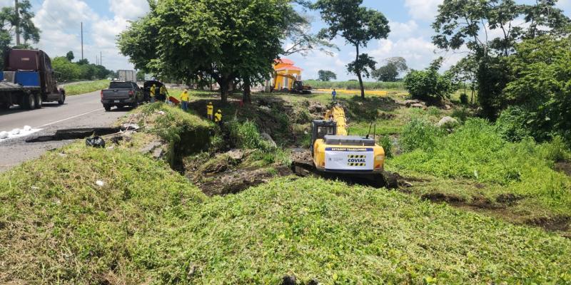 Covial atiende emergencia con sustitución de tubería en la CA-2 Occidente 