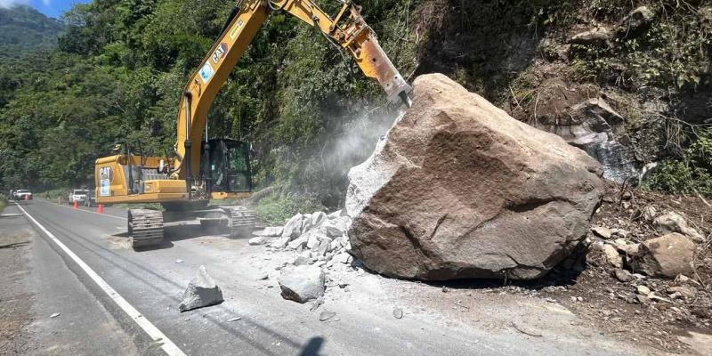 Covial demuele roca y libera paso en la RN-16 hacia Chiquimulilla