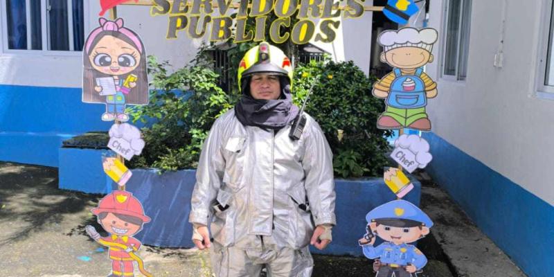 Durante la jornada, los pequeños tuvieron la oportunidad de conocer de cerca el trabajo que realizan los bomberos aeronáuticos para garantizar la seguridad en el entorno aeroportuario