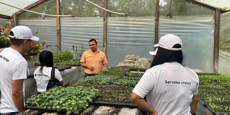 Servidores cívicos capacitados en temas de agricultura sostenible