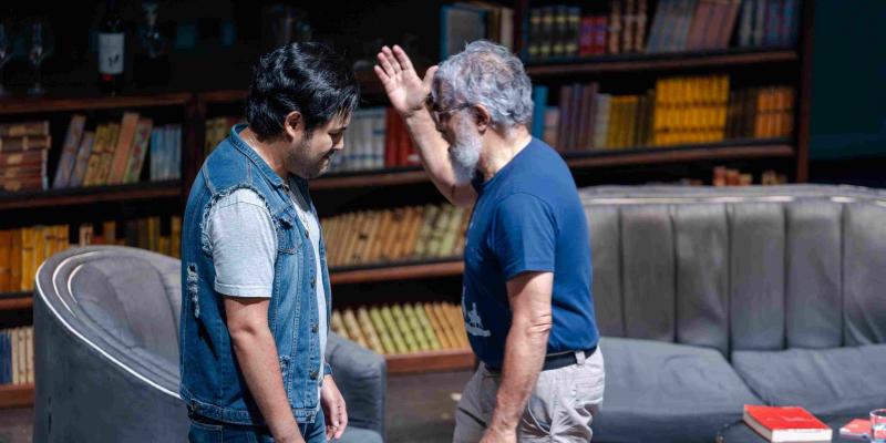 Con la lupa en el espejo