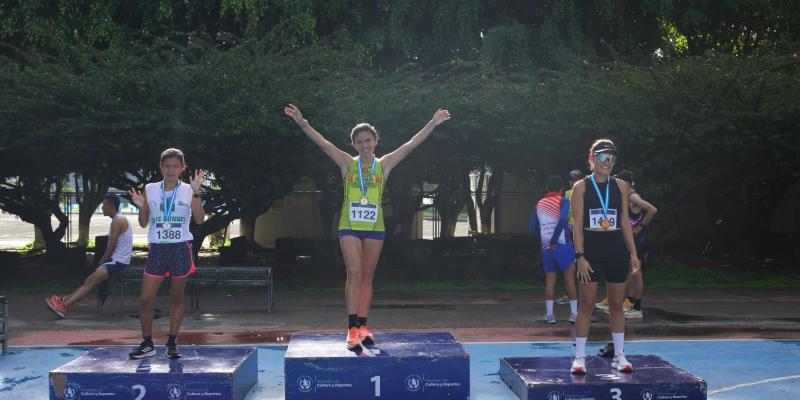 Elda Fernández conquista el primer lugar en la Carrera Independencia 2025