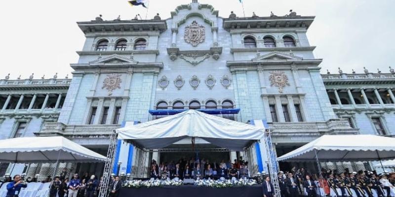 Desfile cívico escolar llena de colorido el Centro histórico