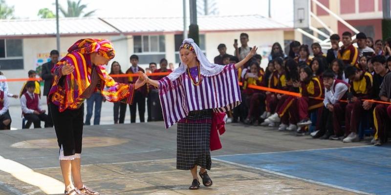 Los bailarines del Ballet Moderno y Folklórico, Laura Morales y César Estrada, se encuentran en Perú