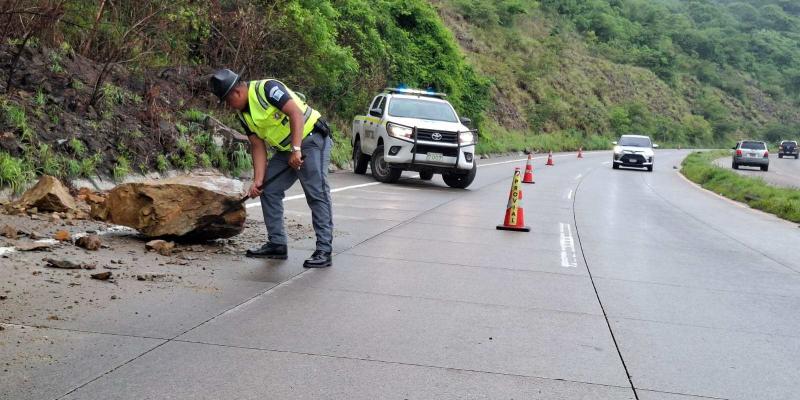 Provial atiende desprendimiento de rocas y restablece la movilidad en ruta al Atlántico