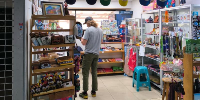  Plaza comercial se convierte en el último punto de contacto con la cultura guatemalteca antes de abordar el vuelo