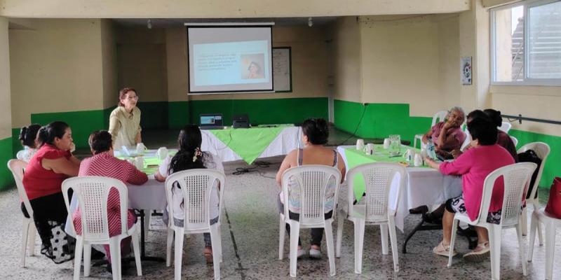Promotoras de los CADER de San Miguel Petapa aprenden cómo emprender