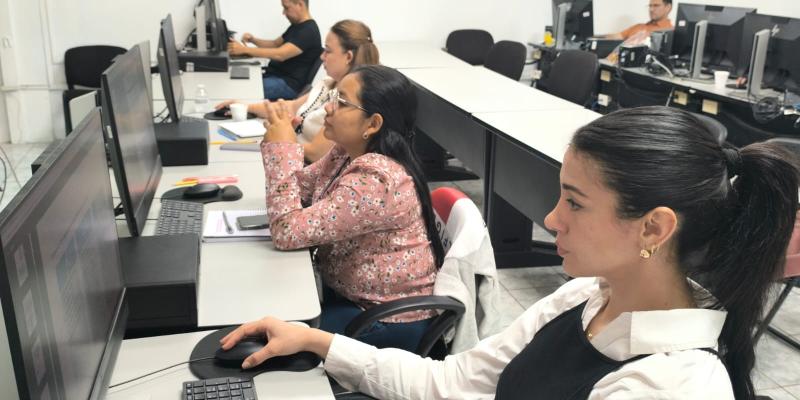 El curso, que se desarrolla del 22 de septiembre al 10 de octubre de 2025, forma parte de las acciones estratégicas impulsadas por la DGAC para elevar los estándares de calidad y seguridad operacional en el sistema aeronáutico guatemalteco.