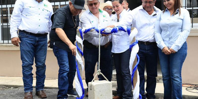 Colocan primera piedra de Laboratorio de Sanidad Animal en Izabal