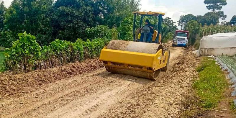 Covial mejora ruta de terracería en Acatenango para beneficiar a las comunidades