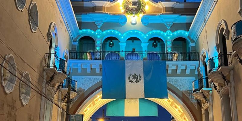  Correos de Guatemala iluminó su Arco en color turquesa en conmemoración del Día Internacional de la Lengua de Señas