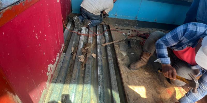 Entre los trabajos realizados destaca la renovación de los tres niveles de piso, que se encontraban en condiciones críticas, lo que representaba un riesgo tanto para los controladores aéreos como para el personal de mantenimiento y limpieza.