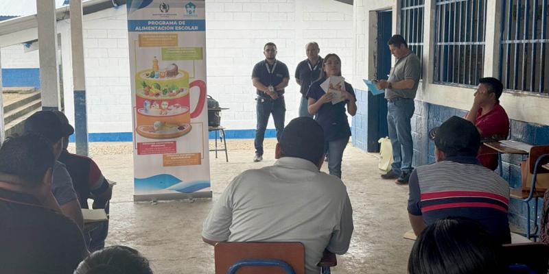 Capacitan a directores y representantes comunitarios en temas de huertos escolares