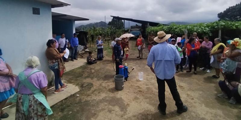 Capacitan a productores en el uso adecuado de bombas aspersoras