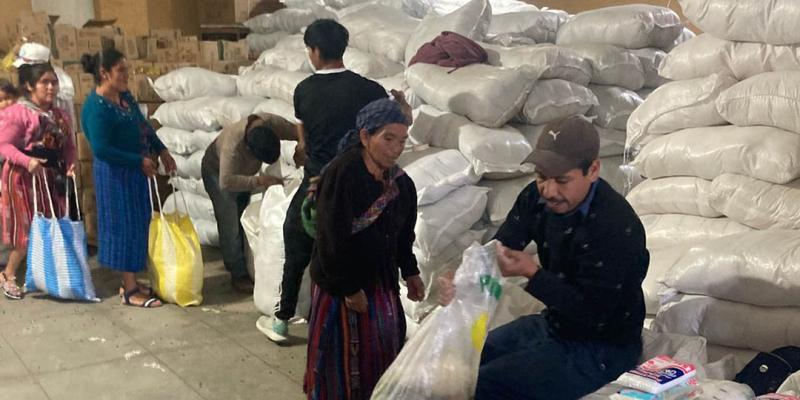 Distribuyen raciones alimentarias en Momostenango