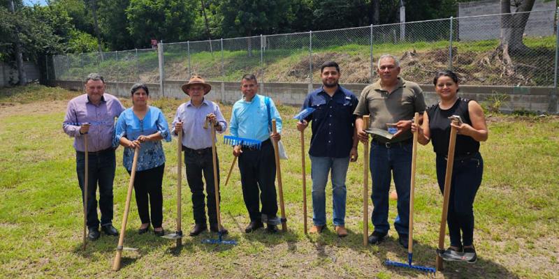 Entrega de insumos agrícolas rortalece huertos escolares en cinco departamentos