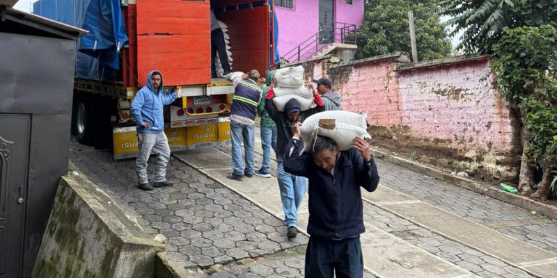 Entregan alimentos para ser entregados en Cabricán