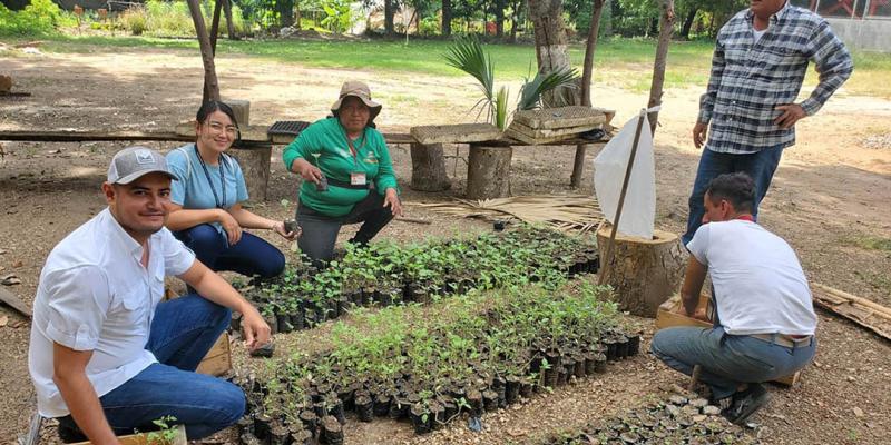 Entregan pilones de hortalizas y semillas para huertos familiares en Zacapa