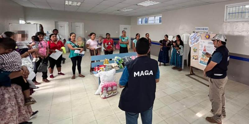 Familias de Izabal reciben alimentos y charlas de nutrición