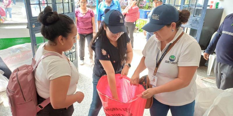 Familias reciben raciones alimentarias como incentivo por trabajo comunitario